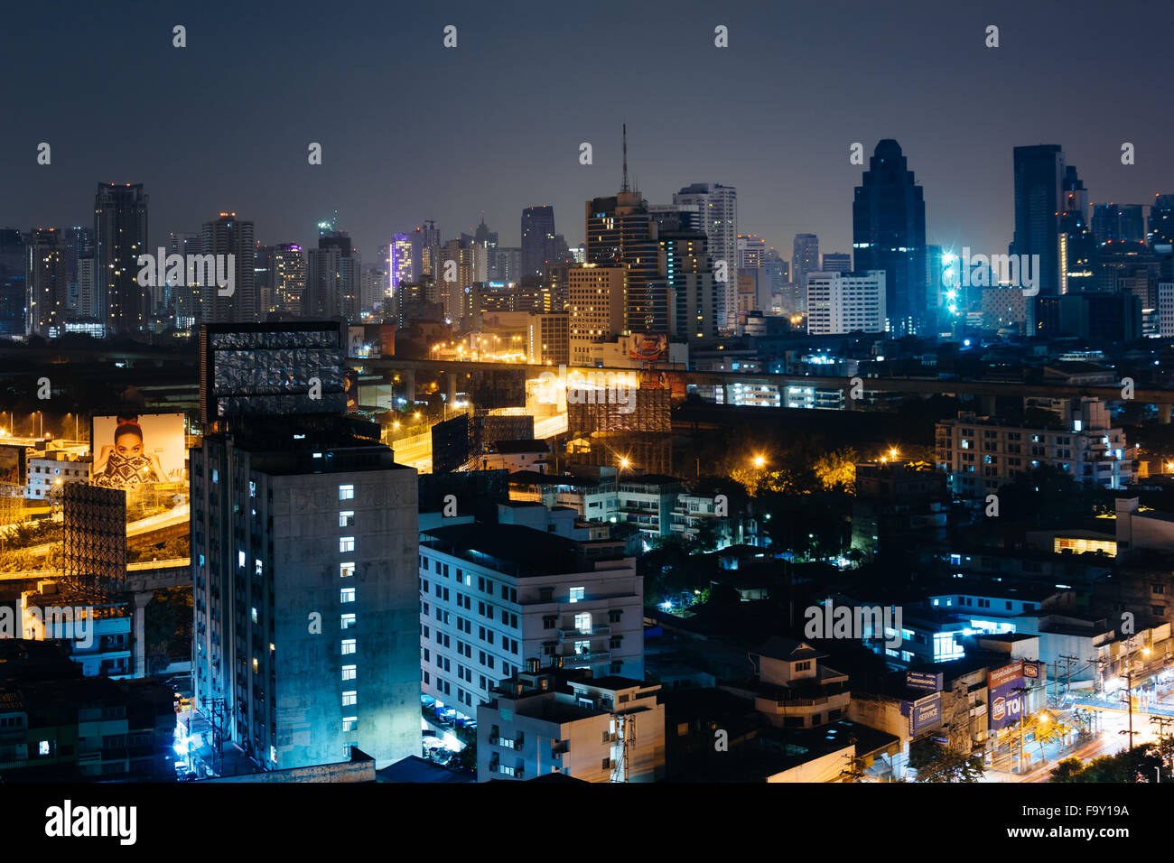 Blick auf die Wolkenkratzer in der Nacht in Bangkok, Thailand. Stockfoto