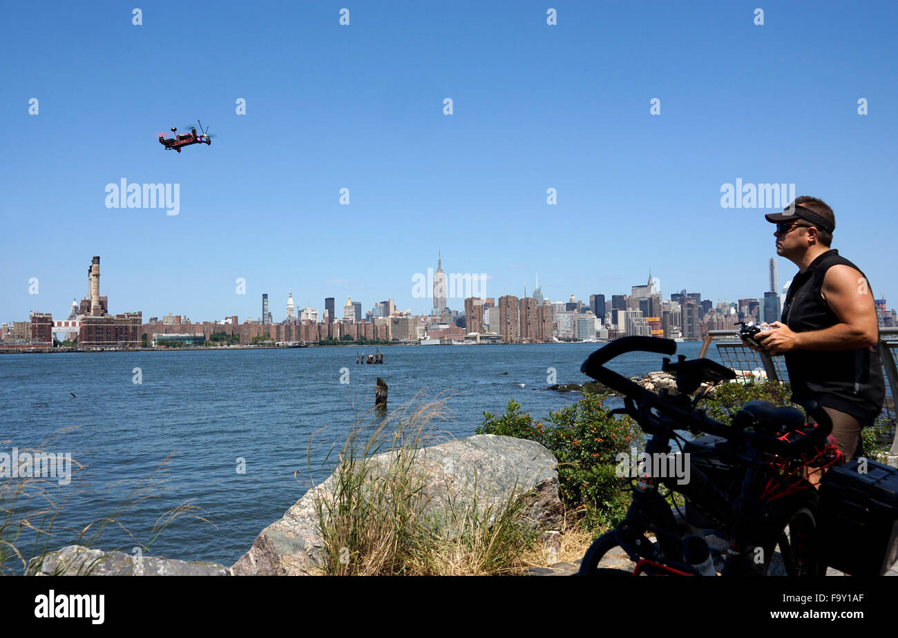 Tag Zeit Blick auf Manhattan aus Williamsburg Brooklyn mit Blick auf den East River und ein Mann Betrieb eine Drohne, New York City, USA Stockfoto
