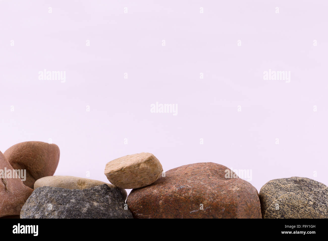 langen Reihe von Steinen auf weißem Hintergrund Stockfoto