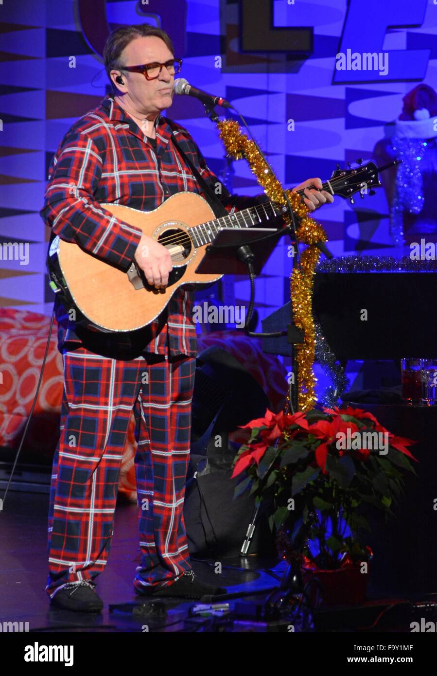 New York, NY, USA. 18. Dezember 2015. Chris Difford für Squeeze In Concert, PlayStation-Theater, New York, NY 18. Dezember 2015 auf der Bühne. Bildnachweis: Derek Sturm/Everett Collection/Alamy Live-Nachrichten Stockfoto