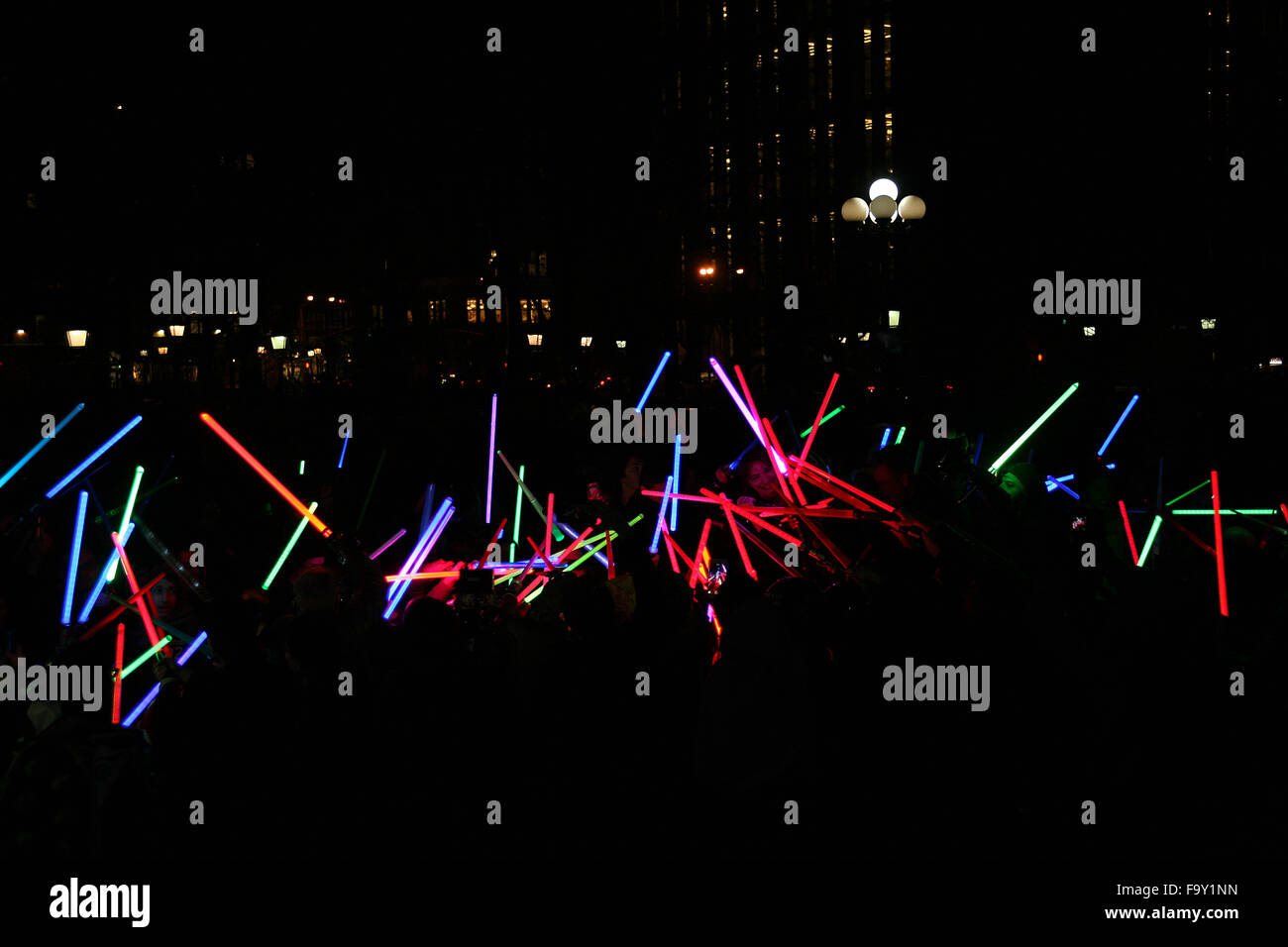 New York City, USA, 18. Dezember 2015 – einen Tag nach der Eröffnung von Star Wars: das Erwachen der macht Bewegung Abbildung, eingefleischte Fans versammelten sich in New York Washington Square Park in Greenwich Village, zu versuchen, was war die größte Lichtschwert-Kampf als der Welt bezeichnet. Organisatoren erklärten, sie für den Weltrekord würden. Hunderte von Säbel schwingende Fans und Zuschauer nahmen an der Veranstaltung. Bildnachweis: G. Ronald Lopez / Alamy Live News. Stockfoto