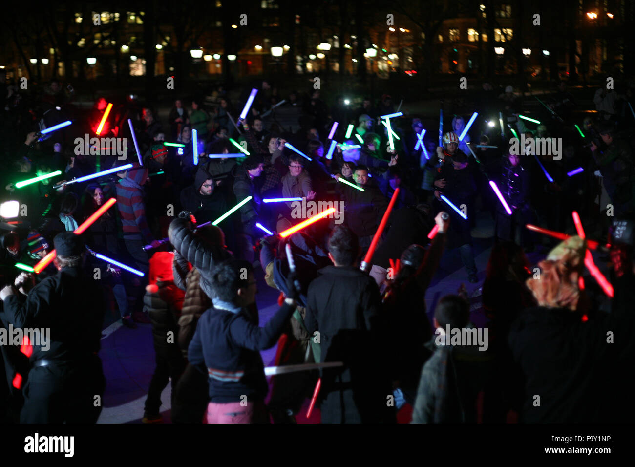 New York City, USA, 18. Dezember 2015 – einen Tag nach der Eröffnung von Star Wars: das Erwachen der macht Bewegung Abbildung, eingefleischte Fans versammelten sich in New York Washington Square Park in Greenwich Village, zu versuchen, was war die größte Lichtschwert-Kampf als der Welt bezeichnet. Organisatoren erklärten, sie für den Weltrekord würden. Hunderte von Säbel schwingende Fans und Zuschauer nahmen an der Veranstaltung. Bildnachweis: G. Ronald Lopez / Alamy Live News. Stockfoto