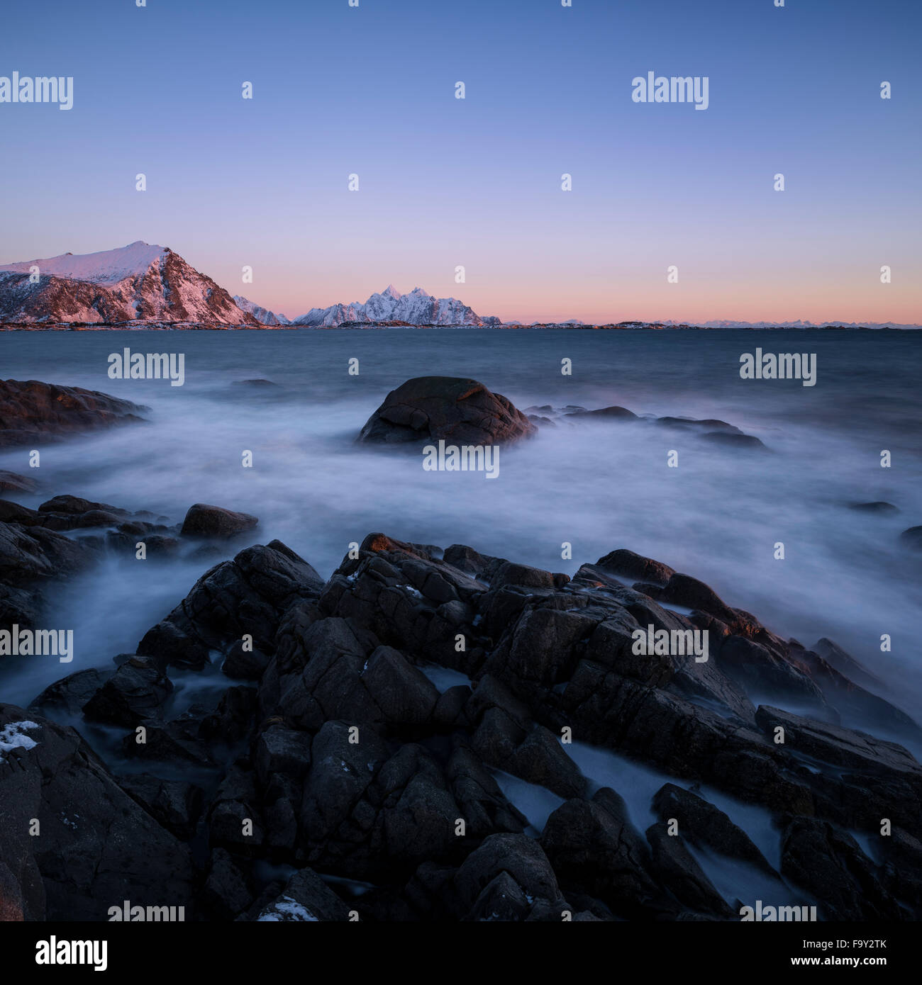 Winter-Dämmerung über Küsten Berglandschaft, Leknes, Lofoten Inseln, Norwegen Stockfoto