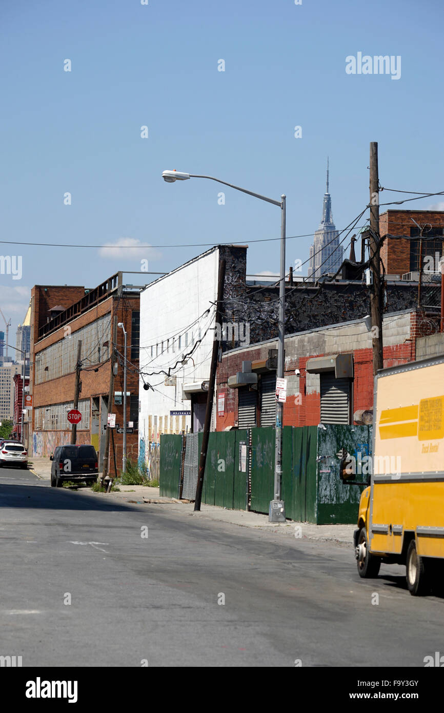 Straßenszene von Williamsburg in Brooklyn mit Empire State Building in Manhattan Hintergrund, Brooklyn, New York, USA Stockfoto