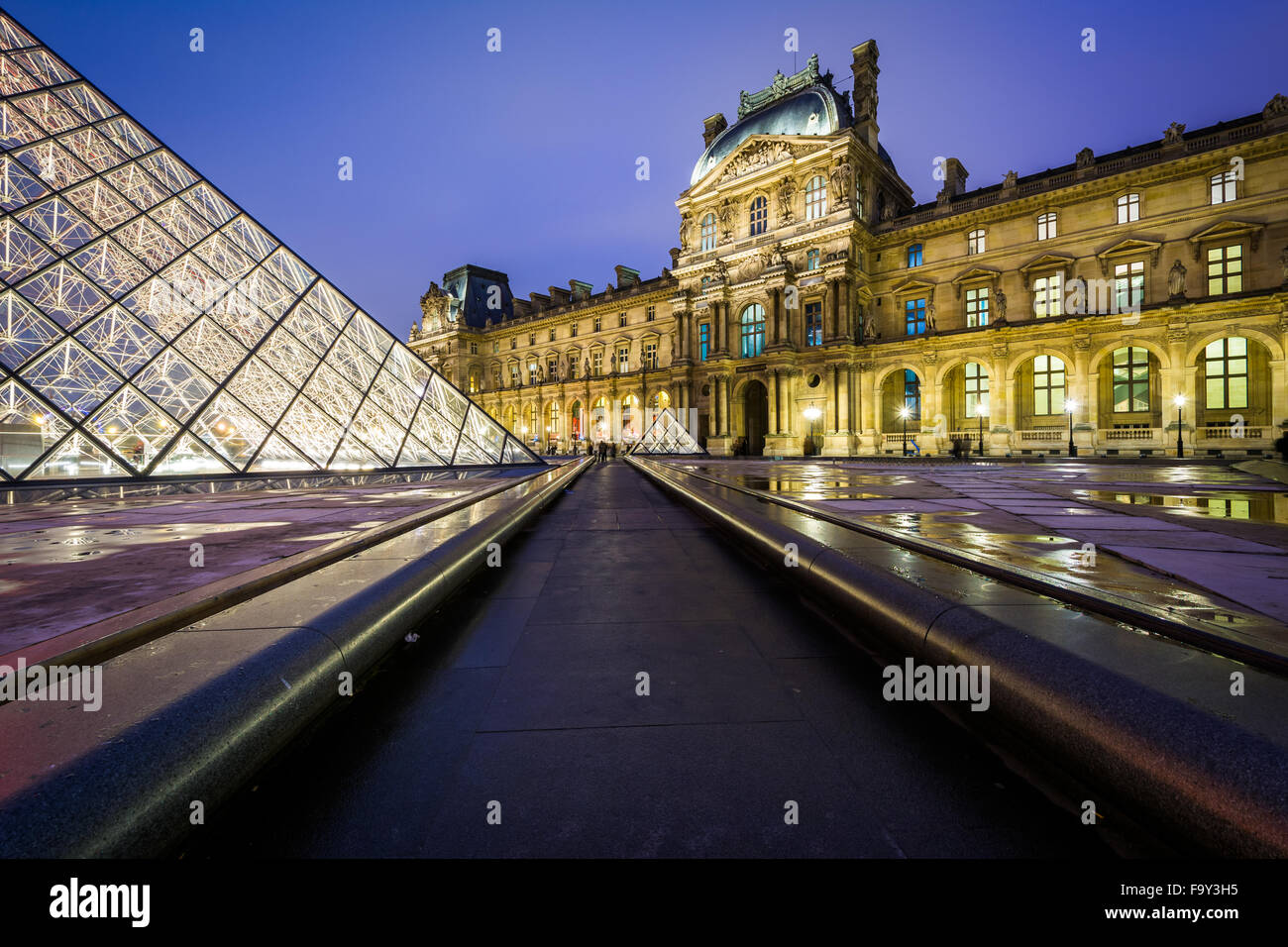 Der Louvre in der Nacht in Paris, Frankreich. Stockfoto