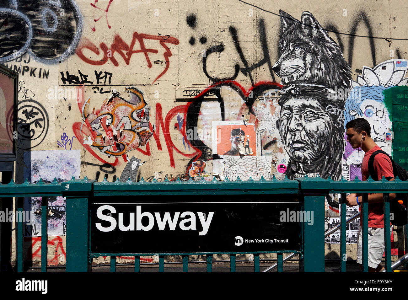 New York City u-Bahnstation mit Graffiti in den Hintergrund und u-Bahn Reiter zu Fuß die Treppe hinunter, USA Stockfoto