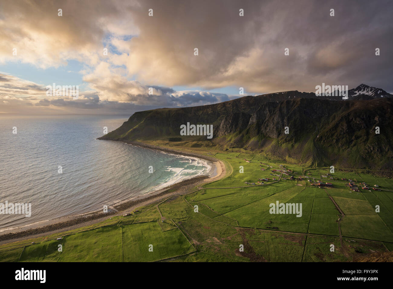 Sommer-Blick über Unstad Strand, Leknes, Lofoten Inseln, Norwegen Stockfoto