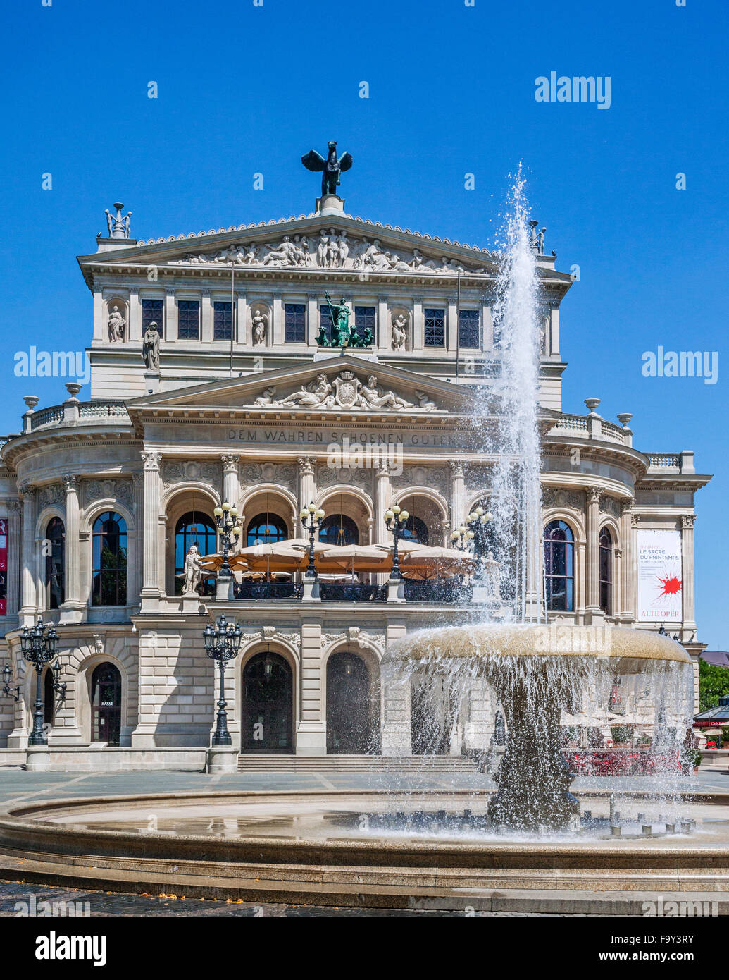 Deutschland, Hessen, Frankfurt Am Main, Blick auf die alte Oper mit Lucae-Brunnen Stockfoto