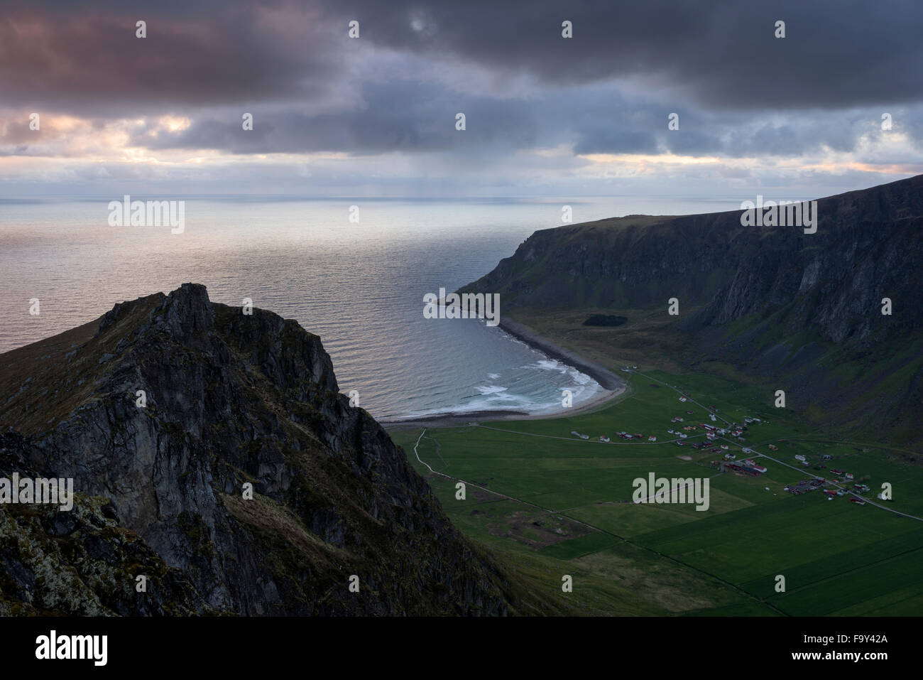 Blick über Unstad aus Nonstind Mountain Peak, Leknes, Lofoten Inseln, Norwegen Stockfoto