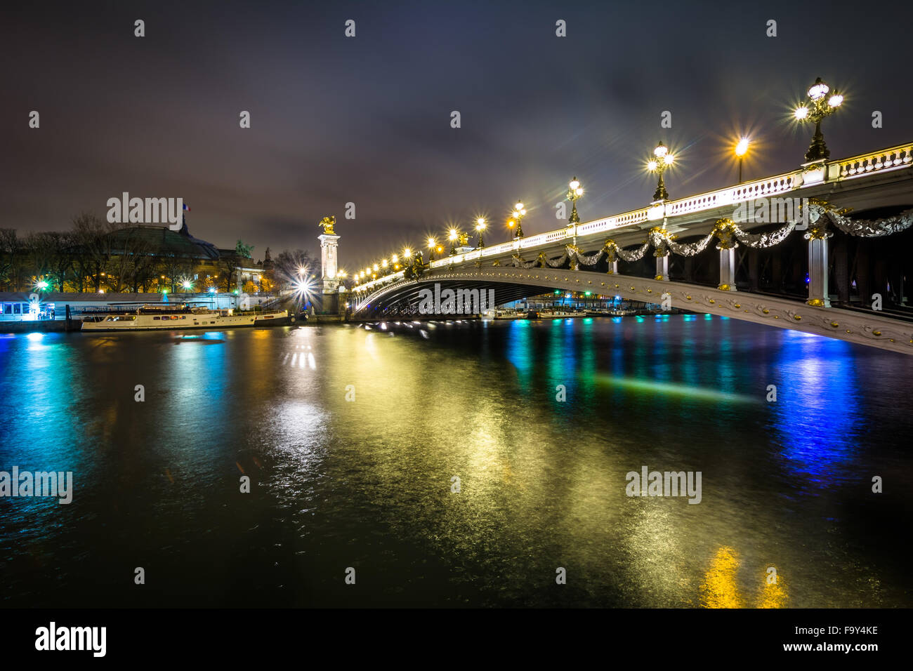 Pont Alexandre III und Seine in der Nacht in Paris, Frankreich. Stockfoto