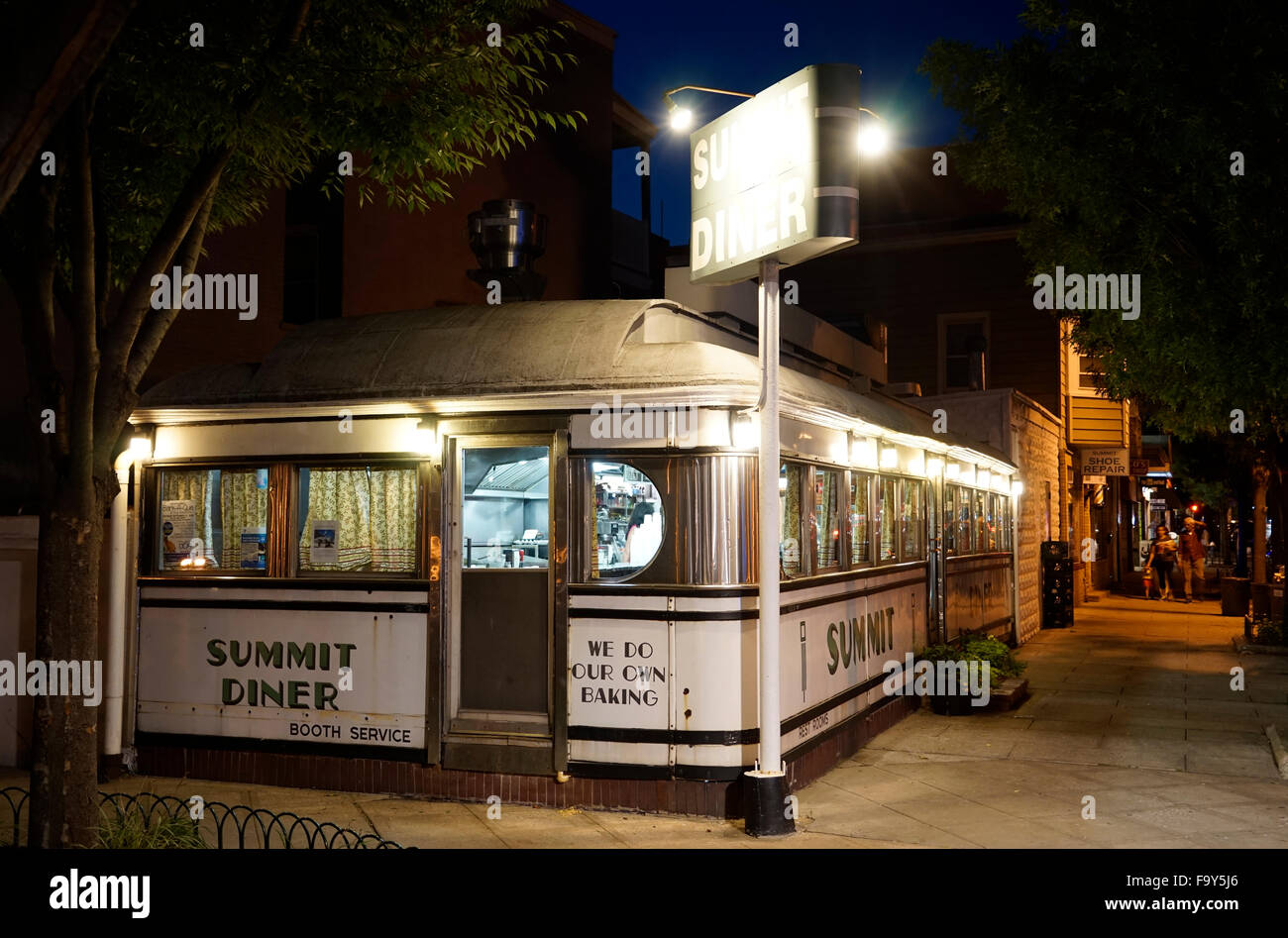 Nachtansicht von einem sehr kleinen traditionellen Stil American Diner in Summit, New Jersey, USA Stockfoto