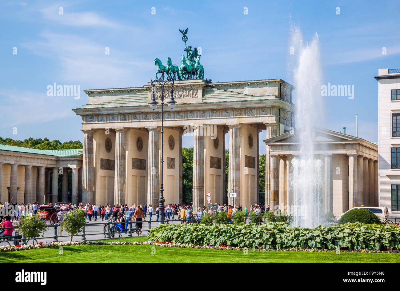 Deutschland, Berlin-Mitte, Besucher-Massen am Pariser Platz, Brandenburger Tor Stockfoto