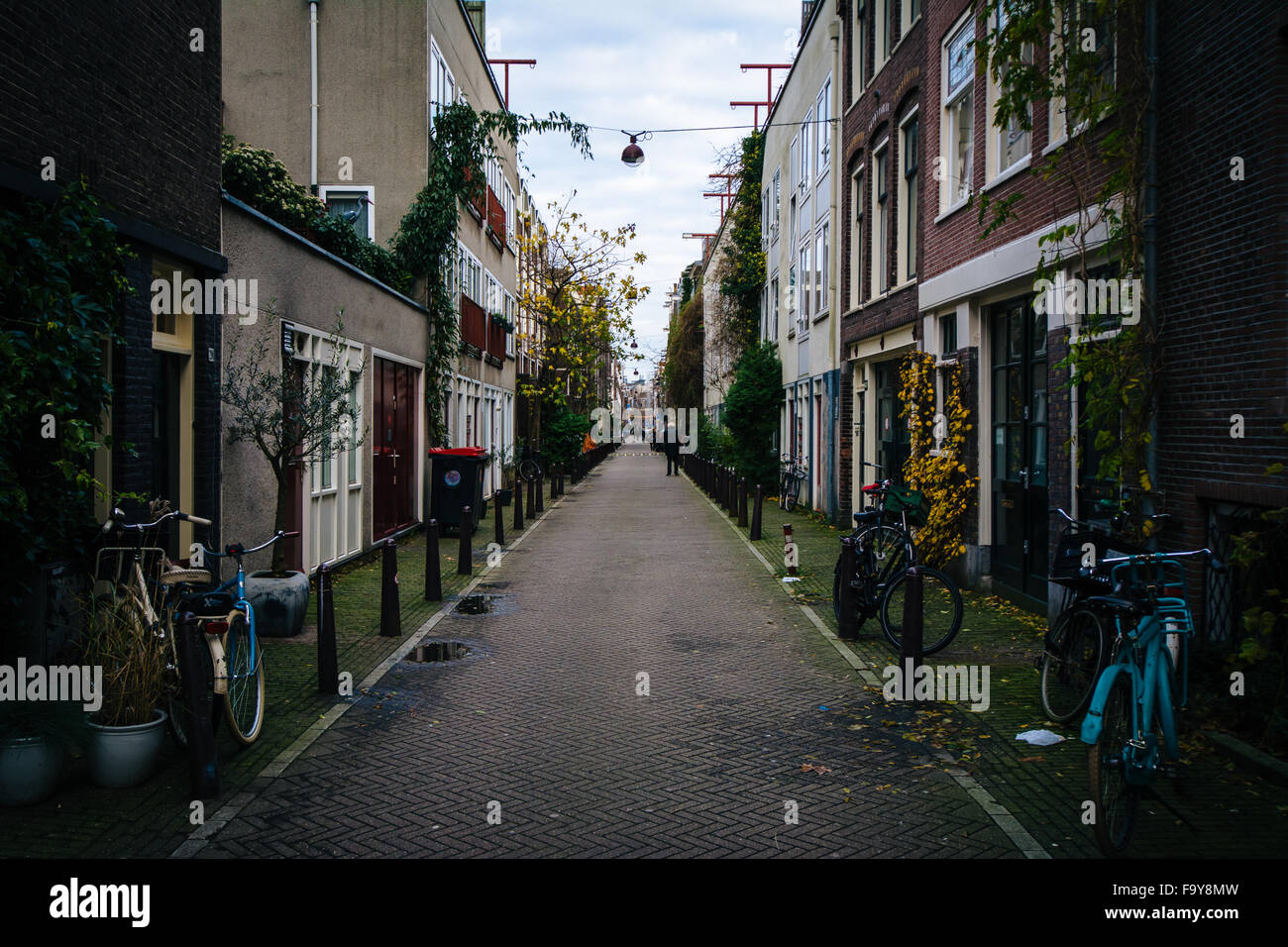 Eine schmale Gasse in Amsterdam, Niederlande. Stockfoto