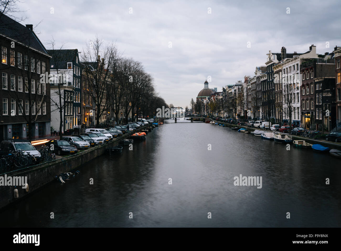 Ein Kanal in Amsterdam, Niederlande. Stockfoto