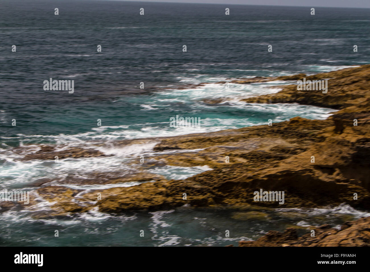 Die Wellen kämpfen über verlassene felsigen Küste des Atlantischen Ozeans, Portugal Stockfoto