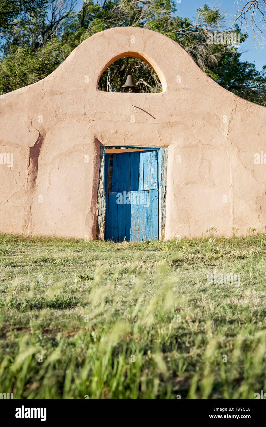 Bell und Seite Tür, Kozlowski Ranch und Bühne Station, Pecos National Historical Park, Pecos, New Mexico, Vereinigte Staaten Stockfoto