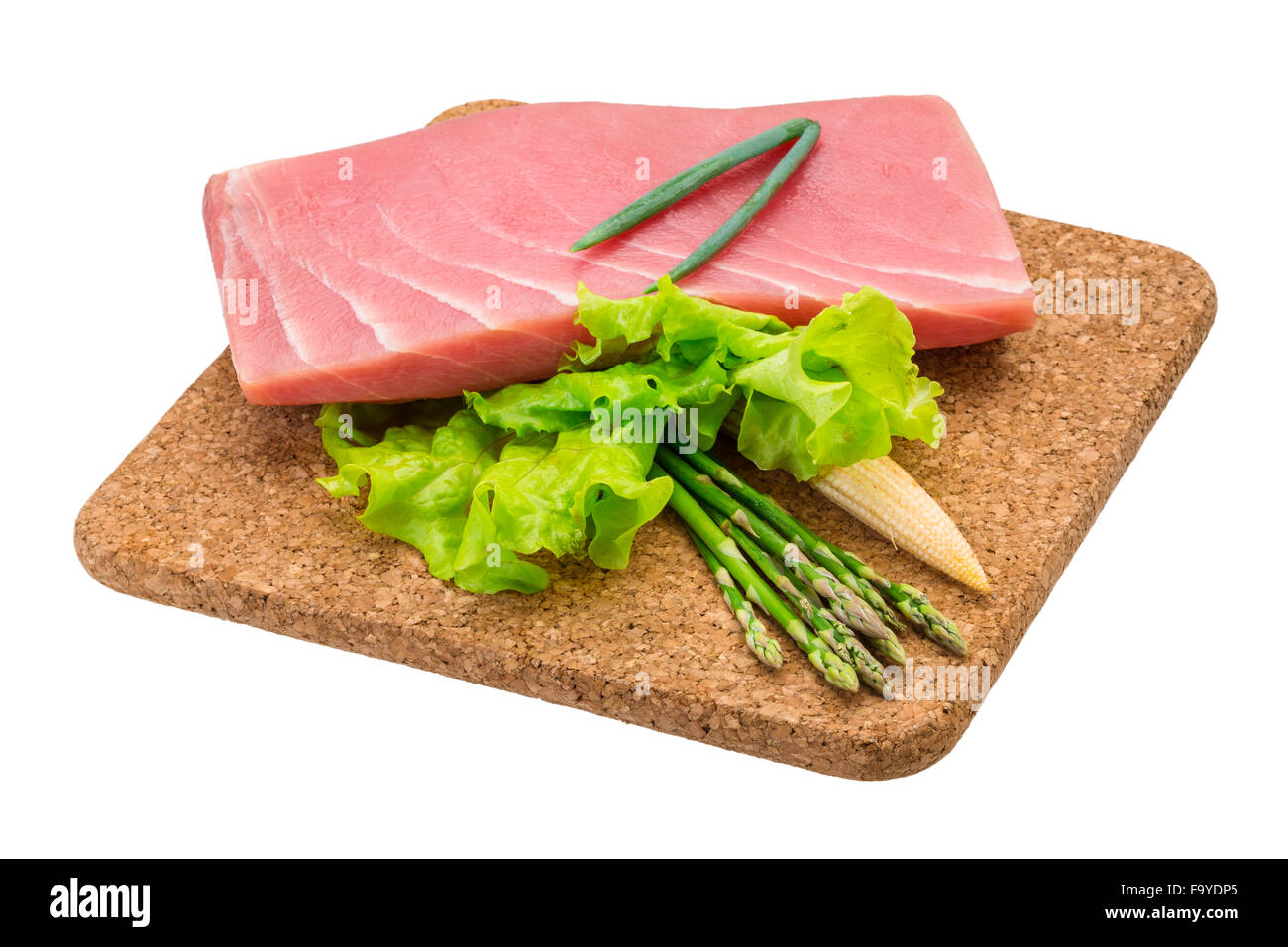 Roher Thunfisch-Steak mit Spargel und Salat Stockfoto