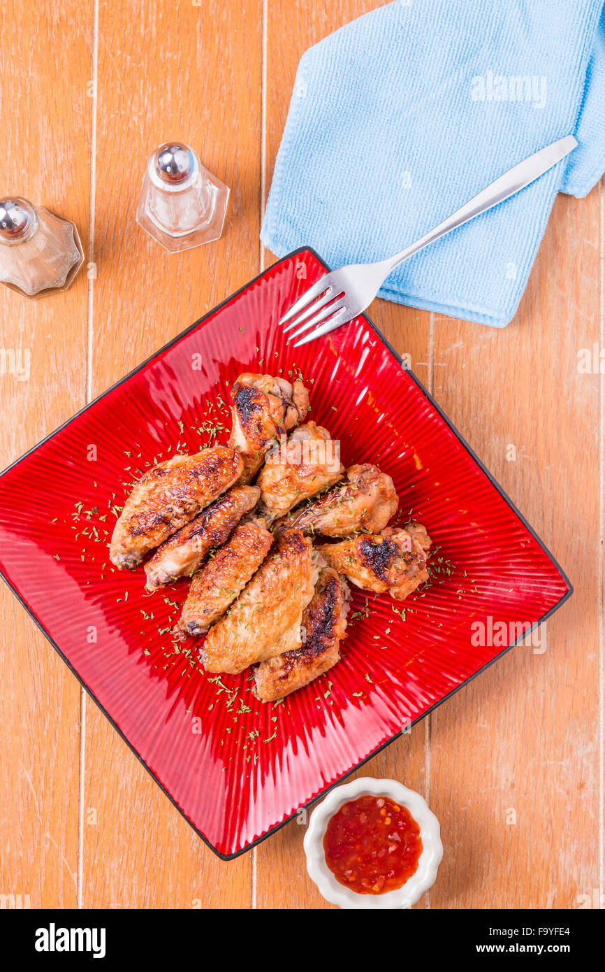 BBQ Chicken Wings in Beatifull Schale auf einem alten hölzernen Tischplatte Engel Ansicht Stockfoto