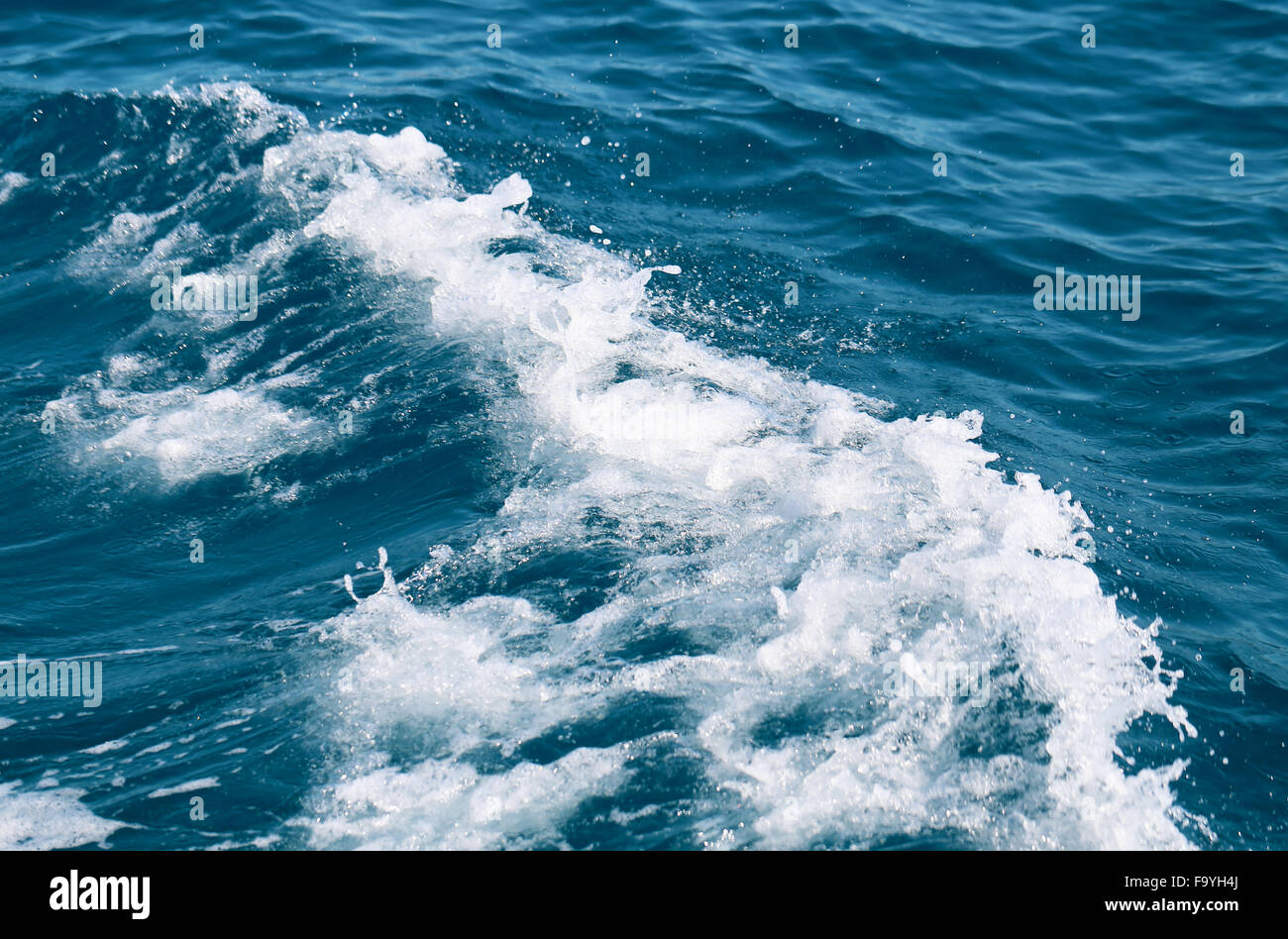 Meer mit Wellen fotografiert hautnah Stockfoto