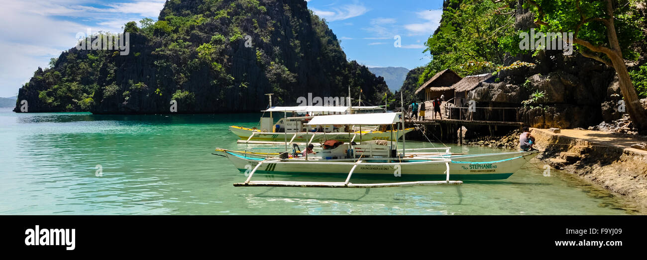 Traditionelle philippinische Holzboote in einer blauen Lagune im tropical island Stockfoto