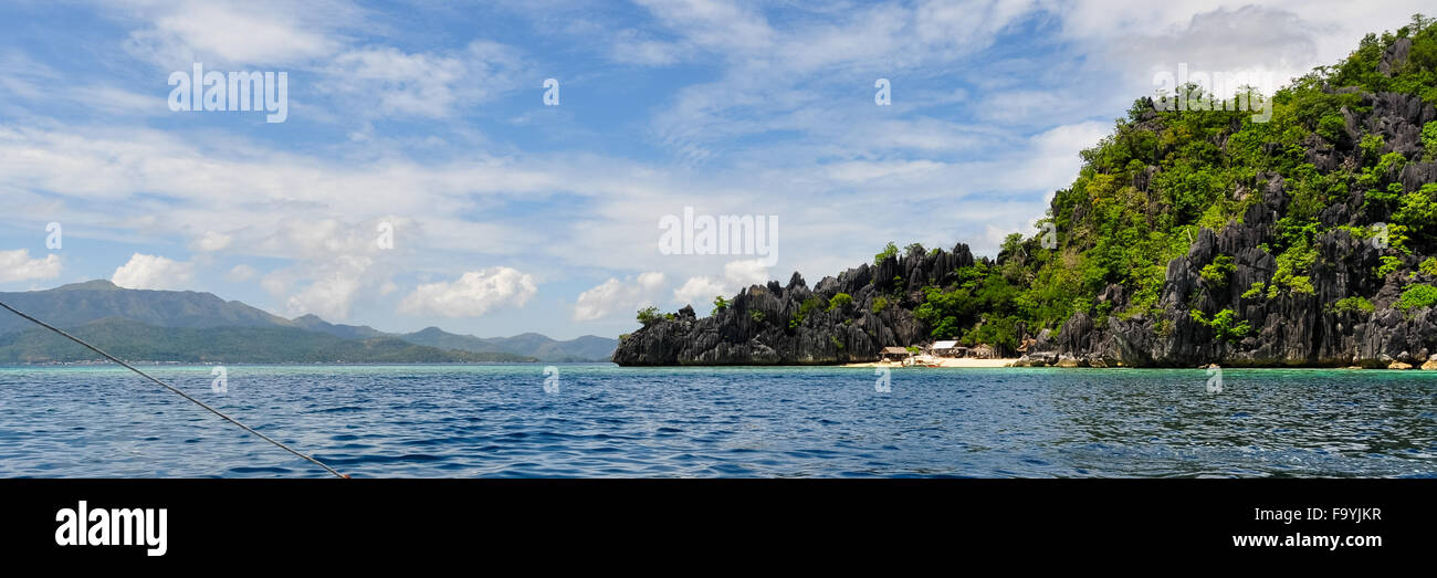 Landschaft der tiefblaue Meer und die grüne Insel Stockfoto