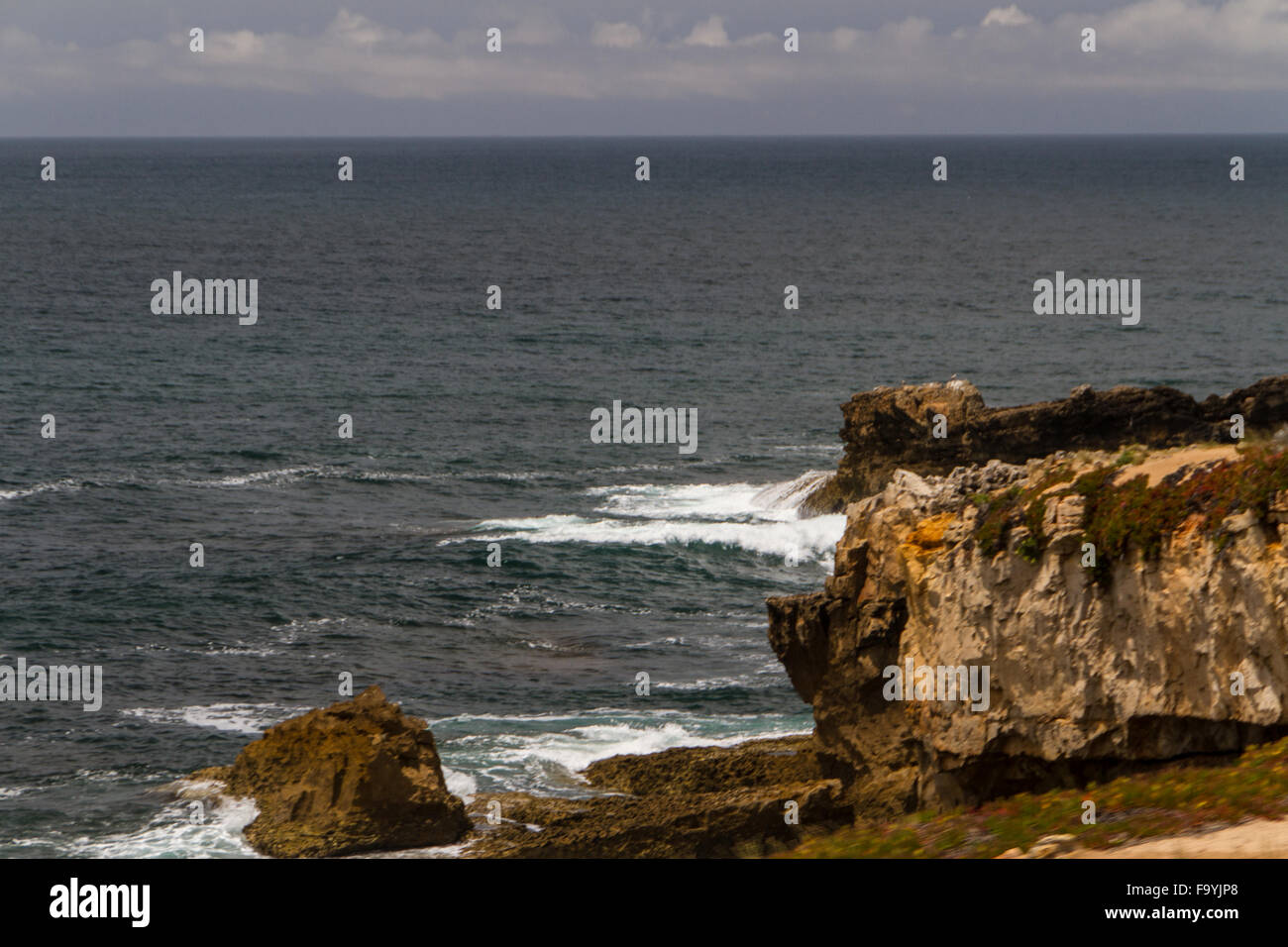 Die Wellen kämpfen über verlassene felsigen Küste des Atlantischen Ozeans, Portugal Stockfoto