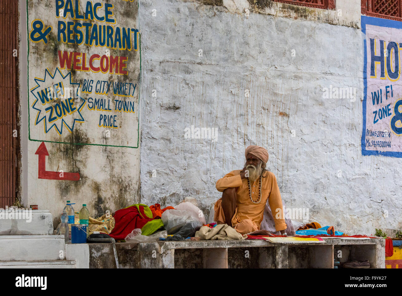 Sadhu am Eingang eines Ashrams am Ufer des heiligen Sees, Puskhar Stockfoto