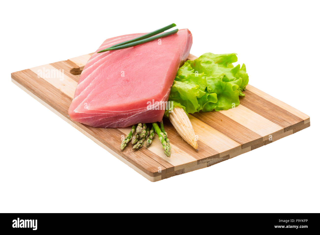 Roher Thunfisch-Steak mit Spargel und Salat Stockfoto