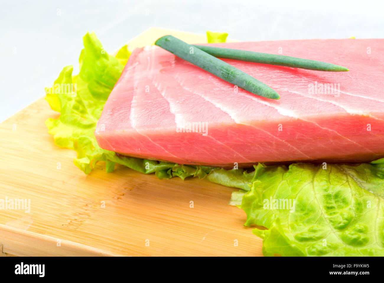 Roher Thunfisch-Steak mit Spargel und Salat Stockfoto