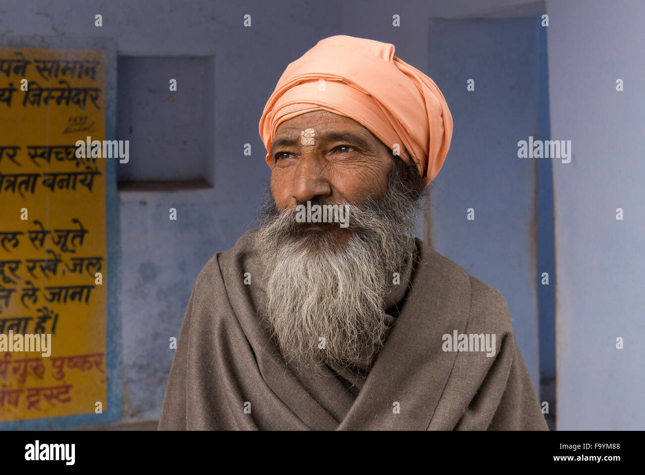 Sadhu in einem Ashram am Ufer des heiligen Sees, Puskhar Stockfoto