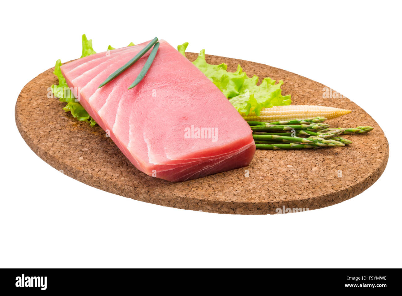 Roher Thunfisch-Steak mit Spargel und Salat Stockfoto