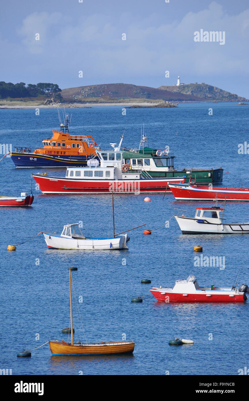 Boote vor Anker in St Marys Hafen, Isles of Scilly Cornwall UK Stockfoto