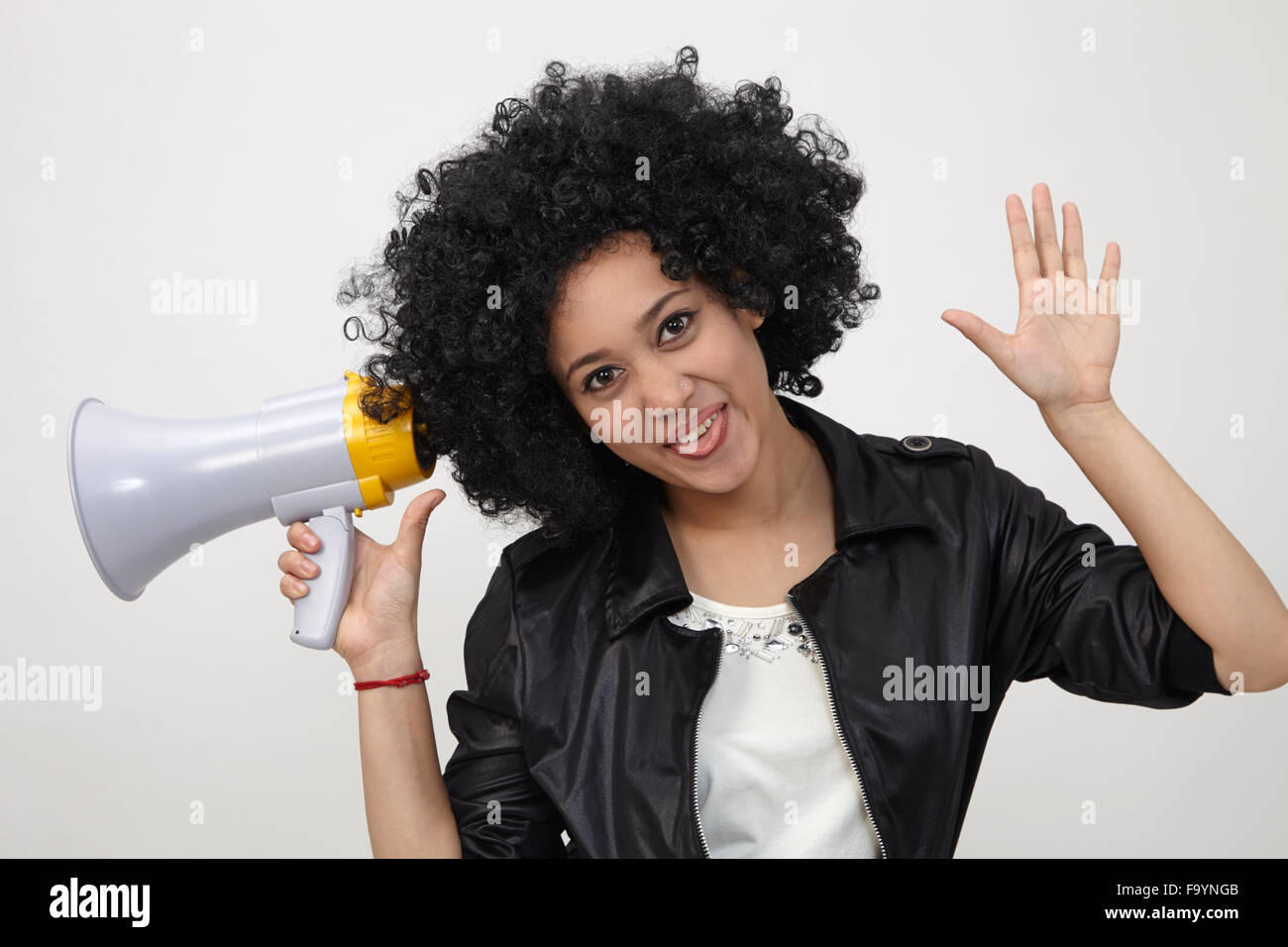 Indischen Teenager mit einem Megaphon auf dem weißen Hintergrund Stockfoto