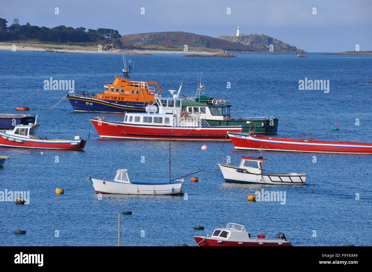 Boote vor Anker in St Marys Hafen, Isles of Scilly Cornwall UK Stockfoto