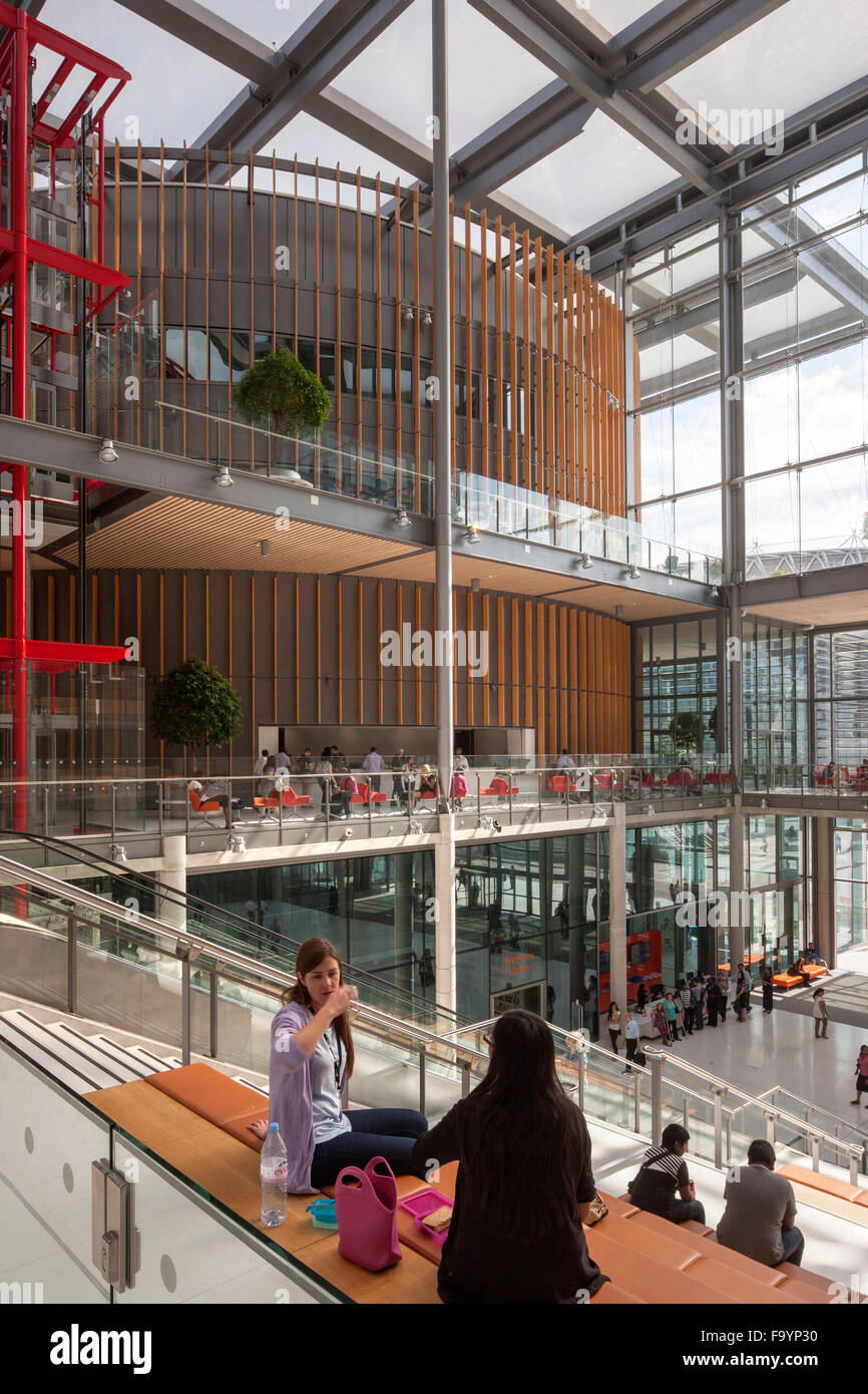 Brent Civic Center und Wembley-Bibliothek. Eine große, moderne Anlage mit Freiflächen, kleine Arbeitsbereiche und Buch-Stacks. Glasscheiben auf dem Dach und Wände. Stockfoto