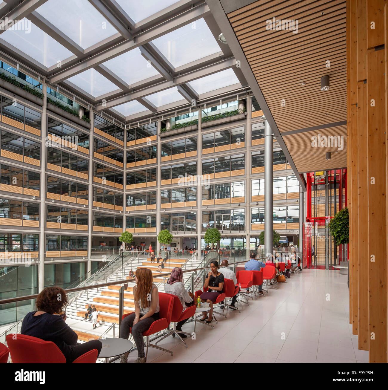 Brent Civic Center und Wembley Library, London. Eine Energie effiziente modernen bürgerlichen Raum. Arbeitsplätze und große Glasscheiben im Dach. Stockfoto