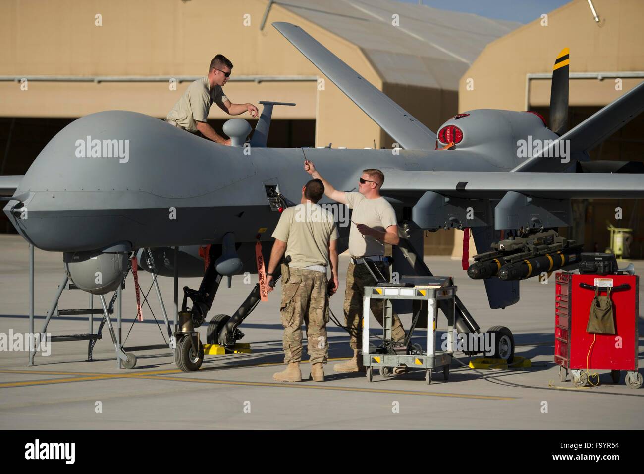 US Air Force Piloten mit der 62. Expeditionary Reconnaissance Squadron pflegen die neue Reichweite MQ-9 Reaper-Drohne auf eine Rampe am Kandahar Flugplatz 6. Dezember 2015 in Kandahar, Afghanistan. Die Änderung ermöglicht bis zu 20 bis 40 Prozent zusätzliche Flugzeit. Stockfoto