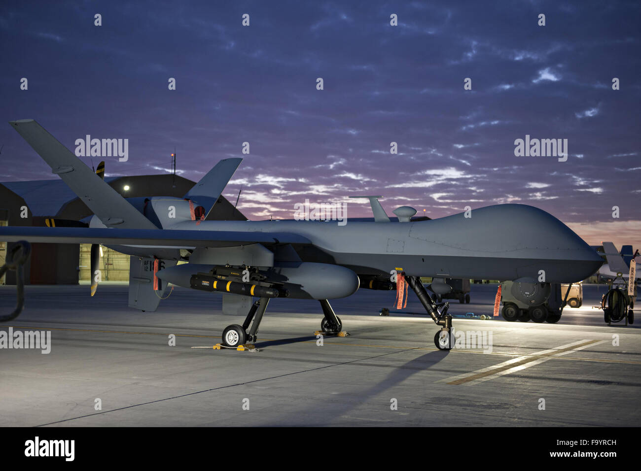 Ein US-Air Force erweitert Palette MQ-9 Reaper-Drohne mit der 62. Expeditionary Reconnaissance Squadron auf der Rampe am Kandahar Flugplatz 6. Dezember 2015 in Kandahar, Afghanistan. Die Änderung ermöglicht bis zu 20 bis 40 Prozent zusätzliche Flugzeit. Stockfoto