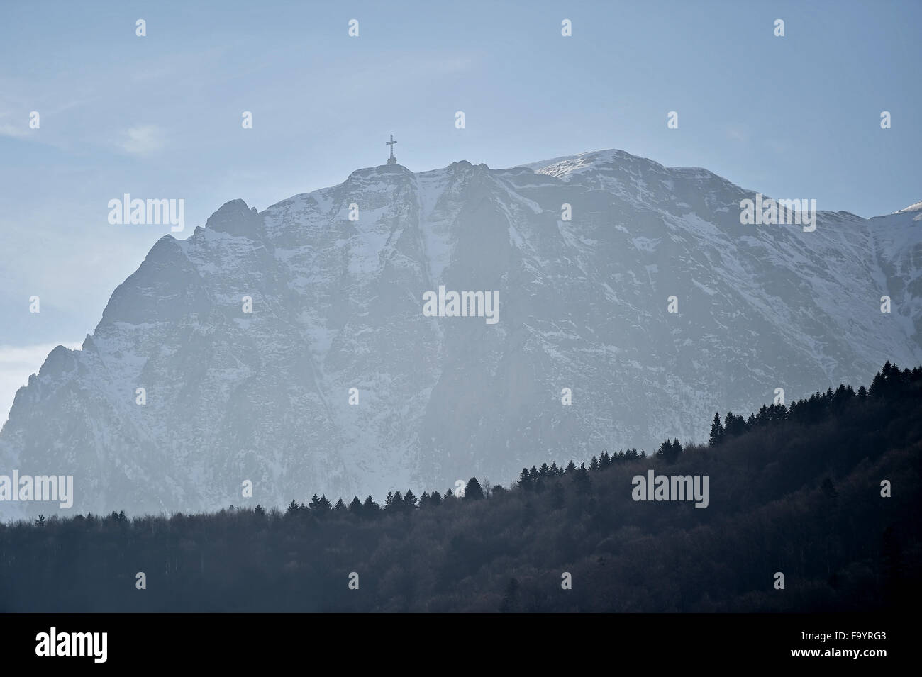 Bucegi Gebirge, Teil der Karpaten, im Winter mit dem Helden Kreuz auf Gipfel Caraiman. Das Kreuz ist Stockfoto