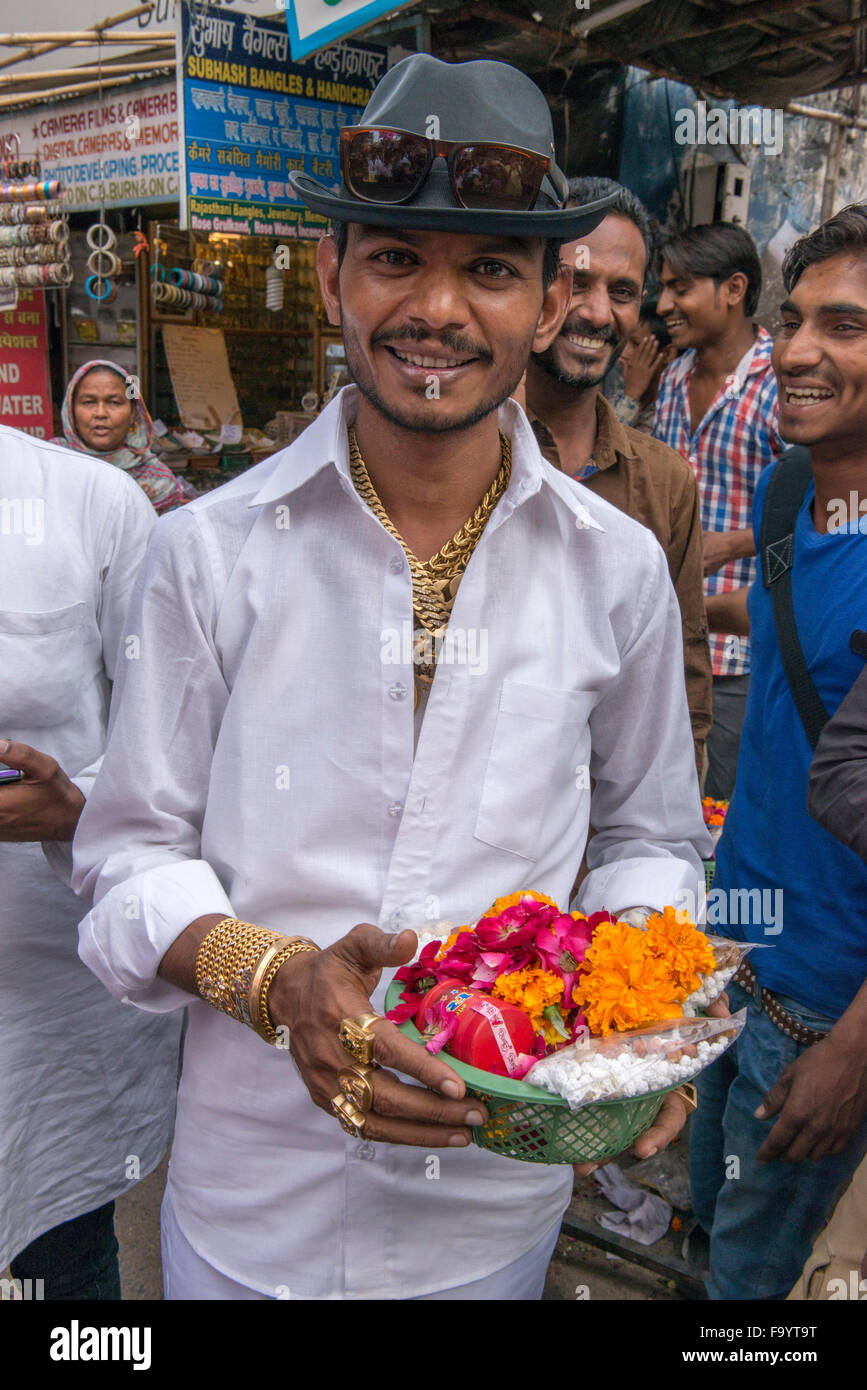 Reichen Mann mit goldene Halsketten, Armreifen & Ringe, Brahmanen Tempel, Pushkar Stockfoto