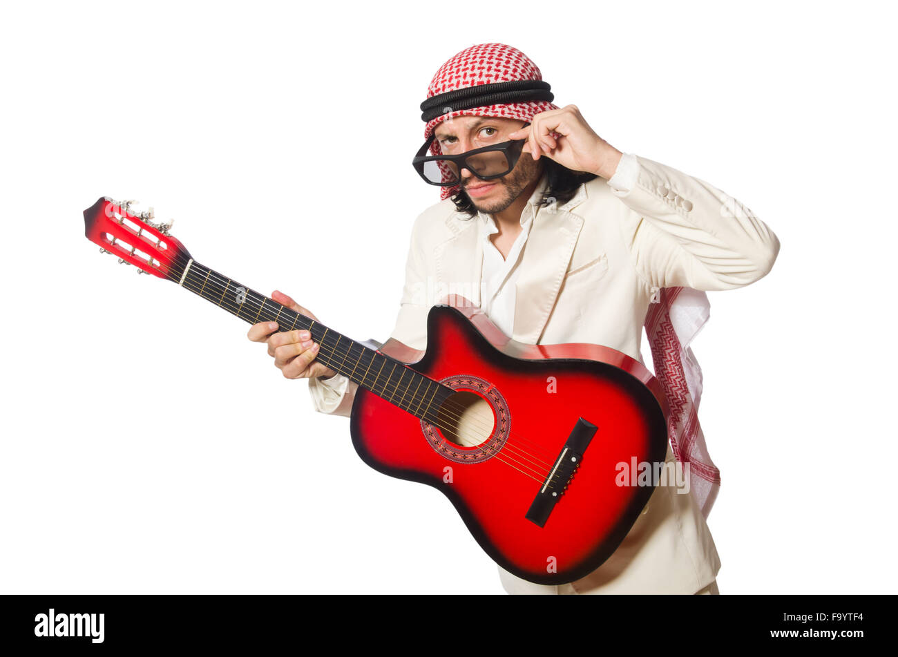 Arabische Mann mit Gitarre auf weiß Stockfotografie - Alamy