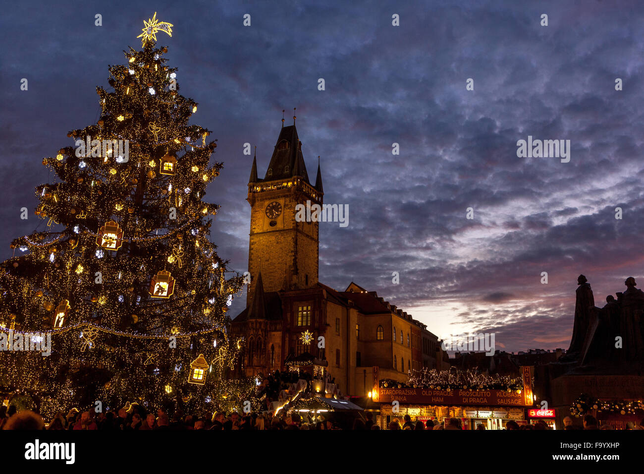 Traditionelle Weihnachtsmärkte am Altstädter Ring. Prag, Tschechische Republik Stockfoto