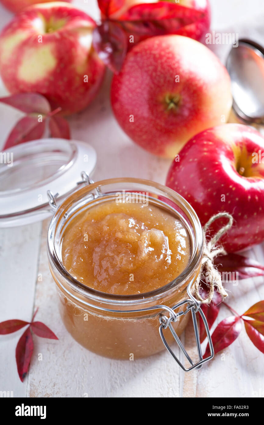 Hausgemachte Apfel-Butter in Gläsern mit frischen Äpfeln und Geschenkanhänger Stockfoto