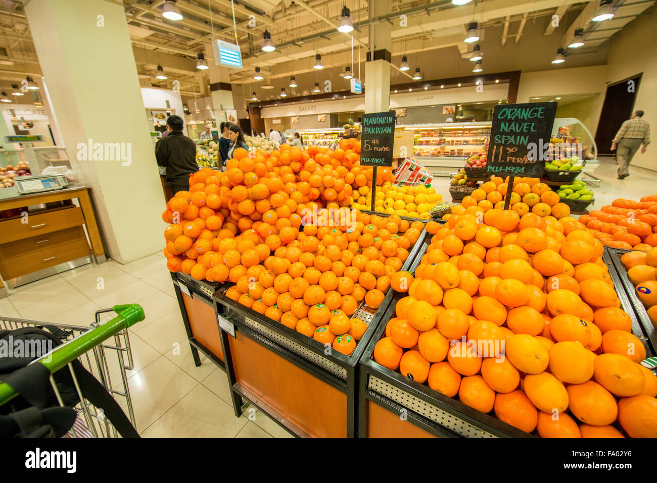 Dubai - 7. Januar 2014: Dubai Supermarkt Waitrose am 7. Januar in Dubai, VAE. Dubai Supermarkt Waitrose ist die größte superm Stockfoto