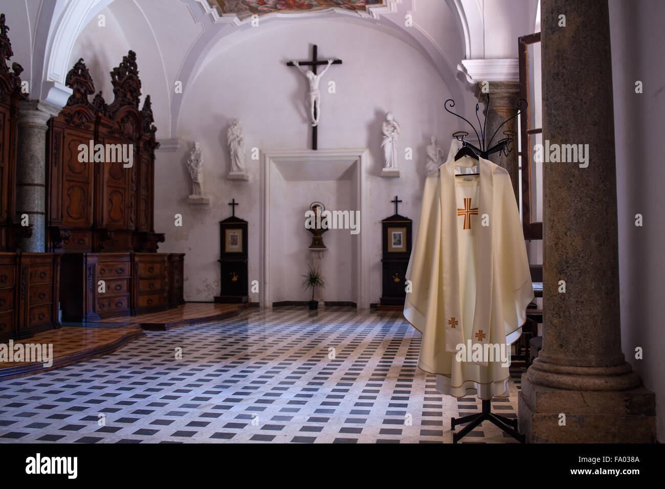 Ansicht der Soutane, christlichen klerikalen Kleidung in der Kirche Stockfoto