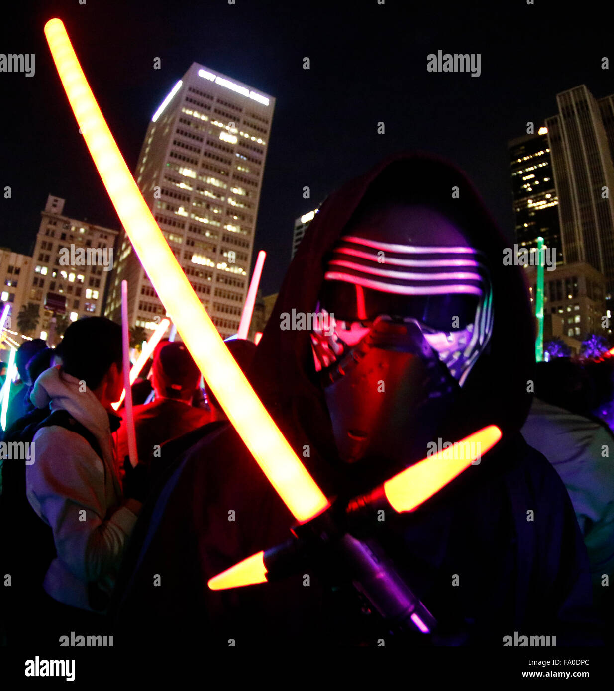 Los Angeles, Kalifornien, USA. 18. Dezember 2015. Ein Lichtschwert Kampf findet in Los Angeles Freitagabend, wo Tausende von '' Star Wars'' Fans versammelt, um einen Weltrekord aufgestellt. Fans trugen sich als Kämpfer von der Seite der Jedi ''-'' und '' Schattenseite '' während der freundlichen Kampf am Pershing Square Innenstadt Los Angeles.The-Datensatz wurde für die weltweit größte Lichtschwert Kampf über 24 Stunden und wurde unterstützt durch die teilnehmenden Städte in San Diego, San Francisco und Seattle.The Lichtschwert Kampf mit der Eröffnung des Star Wars The Force erwacht und die zweitägige Veranstaltung fiel wurde durch Newmindspace Stockfoto