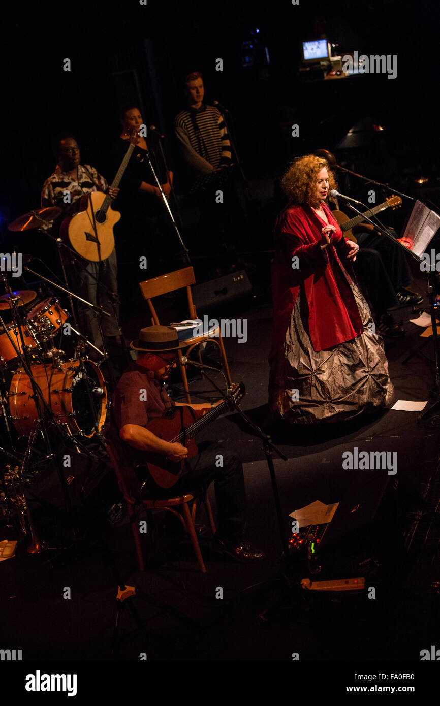 Mailand Italien. 18. Dezember 2015. Der englische Sänger und Songwriter SARAH JANE MORRIS führt live auf der Bühne bei Blue Note Credit: Rodolfo weitertransferiert/Alamy Live News Stockfoto