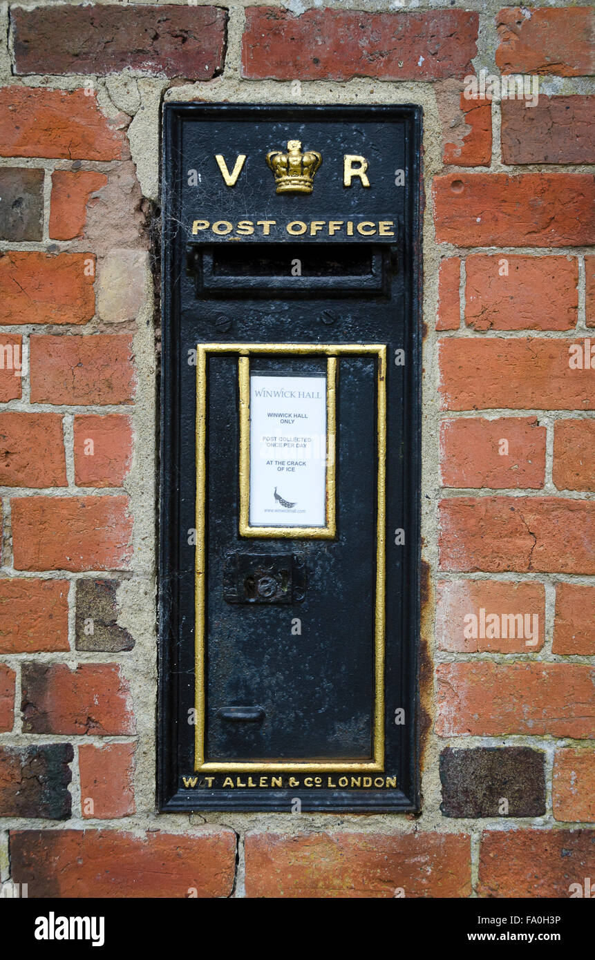 Schwarzer Briefkasten in Mauer, in der Nähe von Honig Hill, Northamptonshire, England Stockfoto