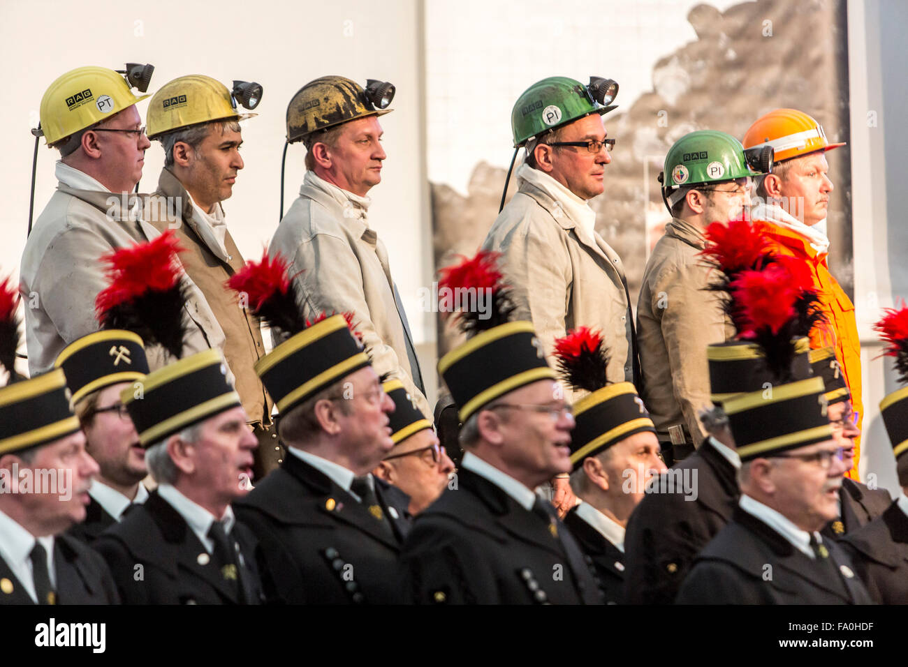 Abschluss-Zeremonie der Kohle von mir Auguste Victoria in Marl, Deutschland, nach 116 Jahren, Bergleute und Chor, Stockfoto