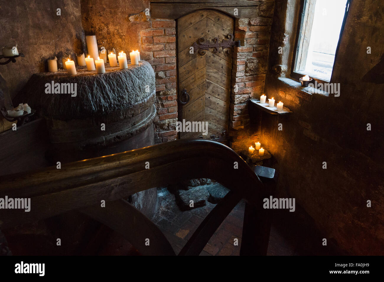 der Keller mit der brennenden Kerze befindet sich in einer alten Taverne Stockfoto